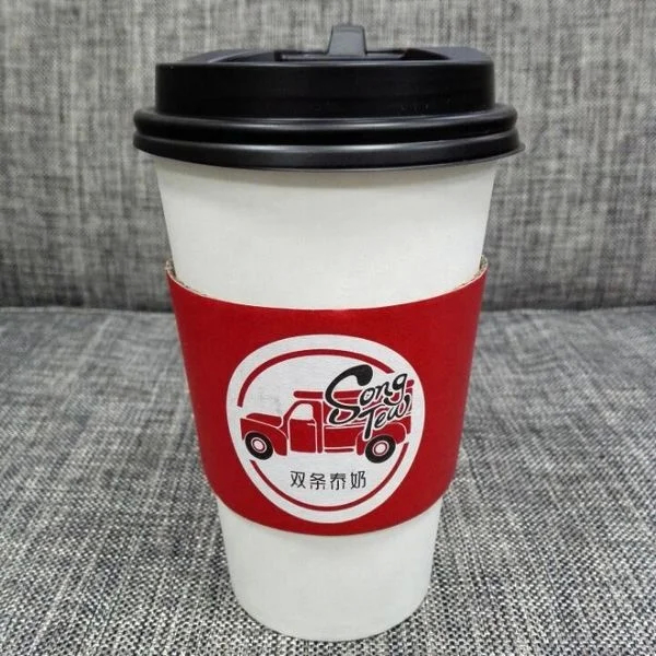 Des tasses en papier blanc isolant résistant à la chaleur pour les boissons froides