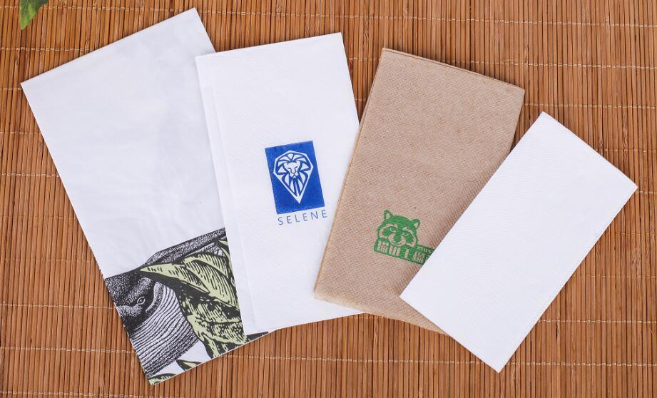 25*25cm serviette papier tissé 2 Ply Virgin Wood Pulp Cocktail Serviettes Logo personnalisé Sérigraphie à soie Servilles à dîner pliés pour les événements et les fêtes