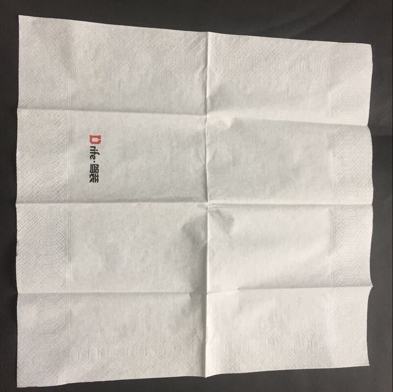25*25cm serviette papier tissé 2 Ply Virgin Wood Pulp Cocktail Serviettes Logo personnalisé Sérigraphie à soie Servilles à dîner pliés pour les événements et les fêtes