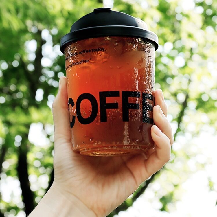 Bouteilles en plastique cylindrique moulé par injection (500 ml / 700 ml) pour le thé à bulles et le thé aux fruits à emporter