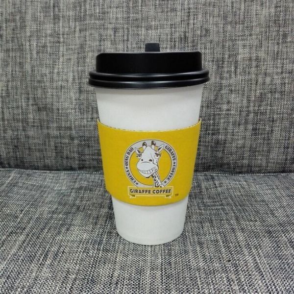 Des tasses en papier blanc isolant résistant à la chaleur pour les boissons froides